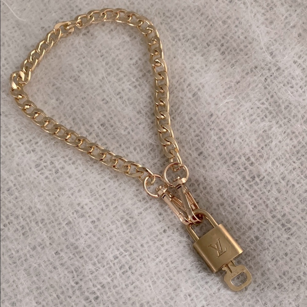 LV Louis Vuitton Goldtone Lock and Key with Unbranded Chain - Picture 2 of 8